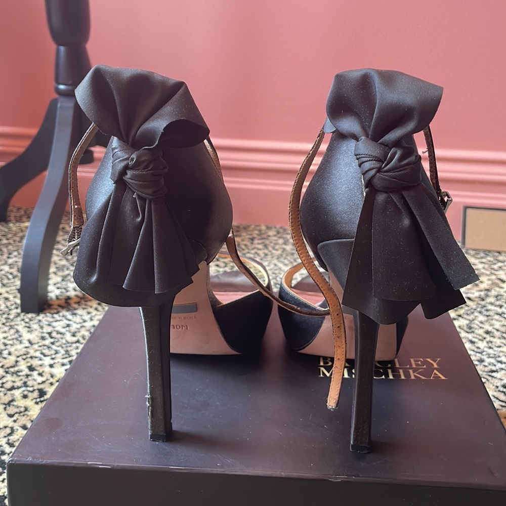 Badgley Mischka Platform Gray Satin heels Sz10
